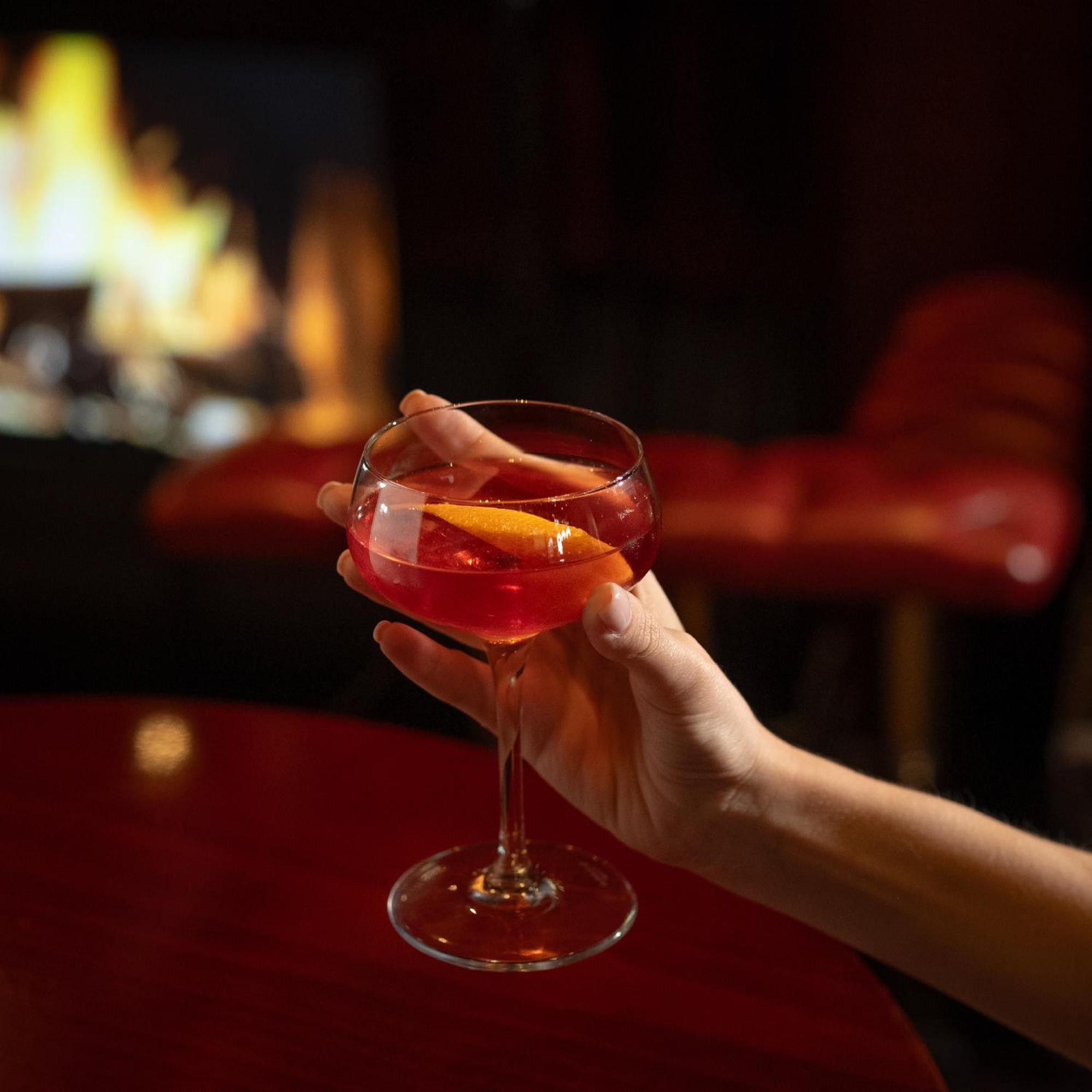 Отель Media Rotana Дубай Экстерьер фото A glass of Negroni