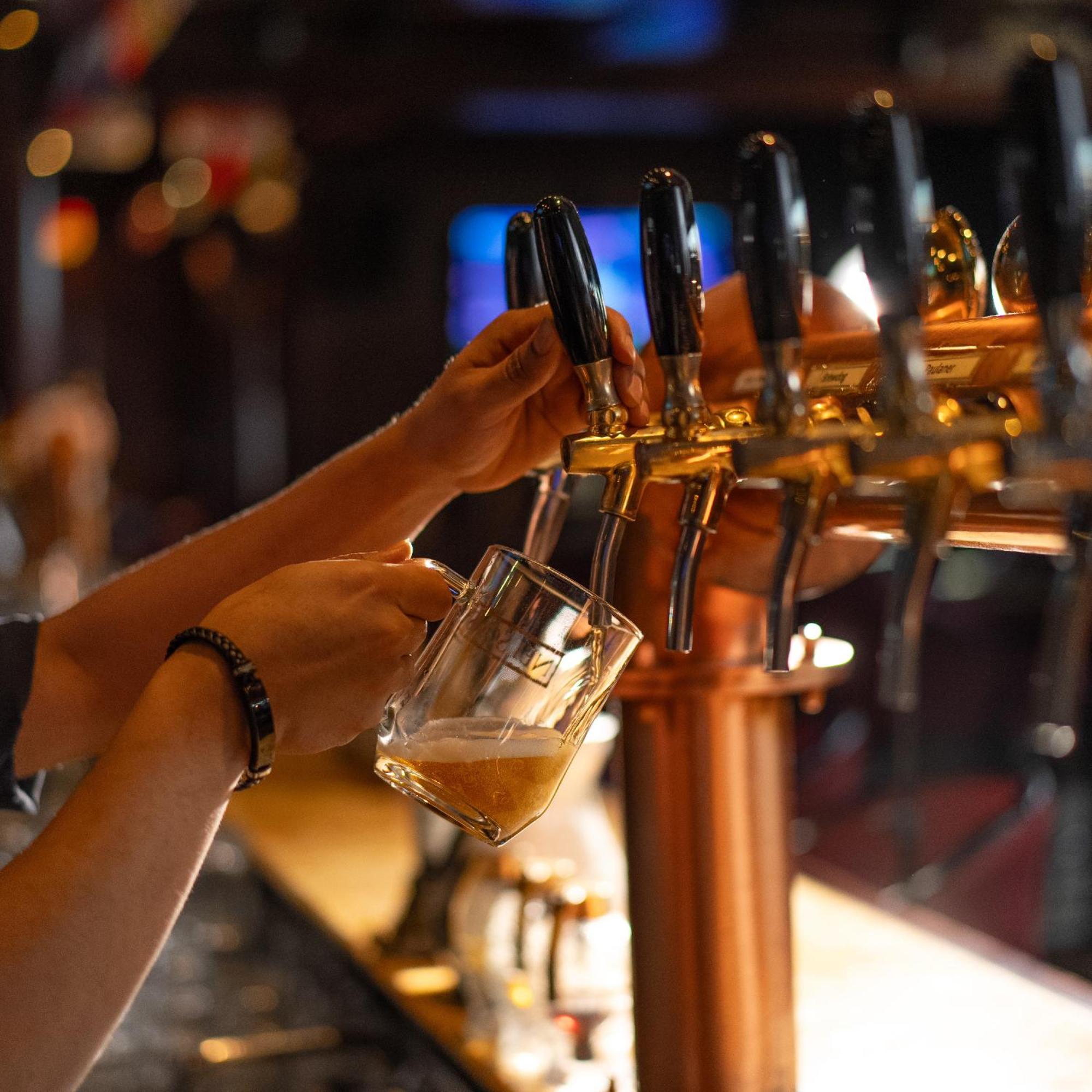 Отель Media Rotana Дубай Экстерьер фото Beer taps