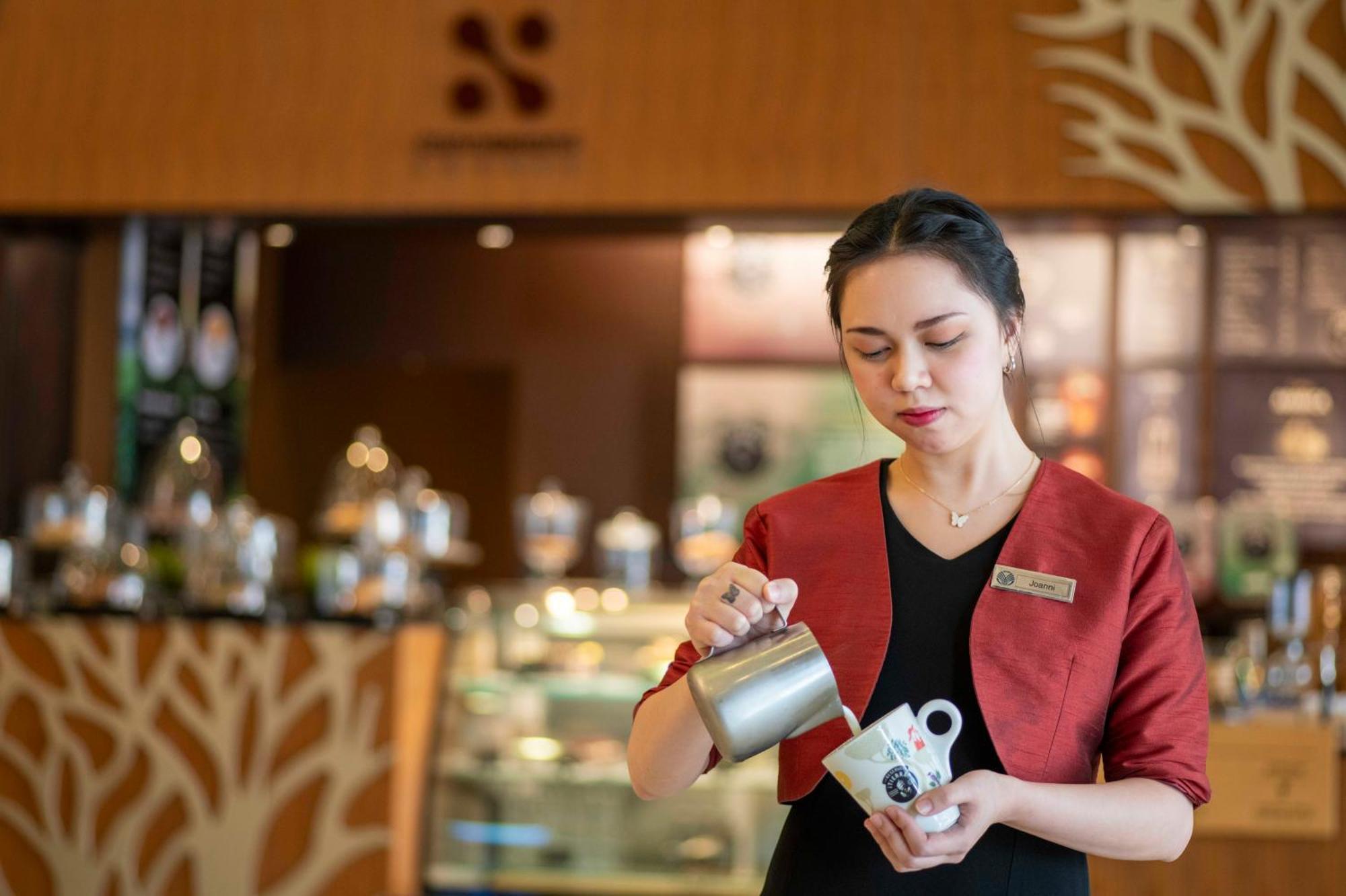 Отель Media Rotana Дубай Экстерьер фото A barista in Vietnam