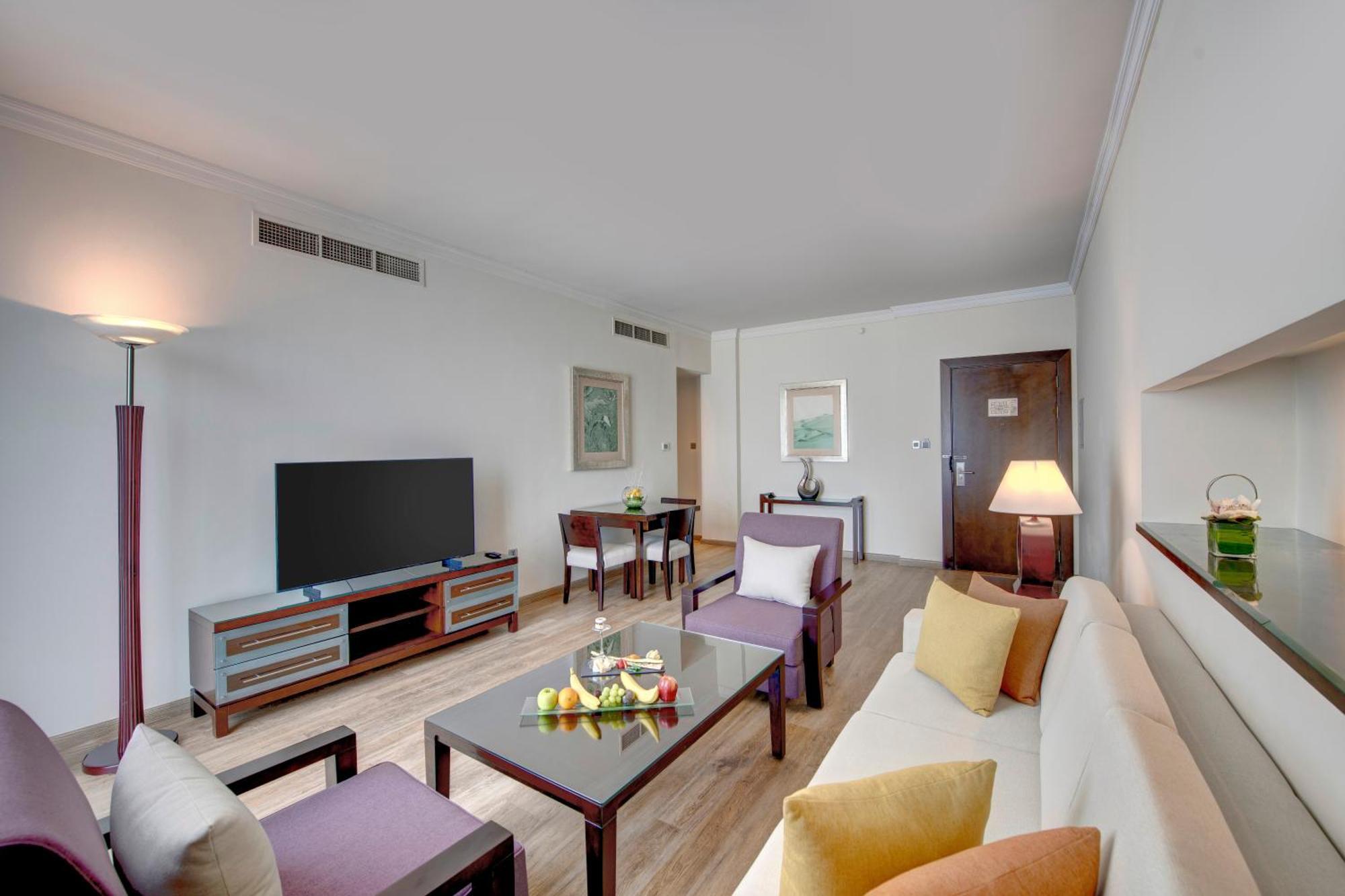 Отель Media Rotana Дубай Экстерьер фото A living room at the hotel