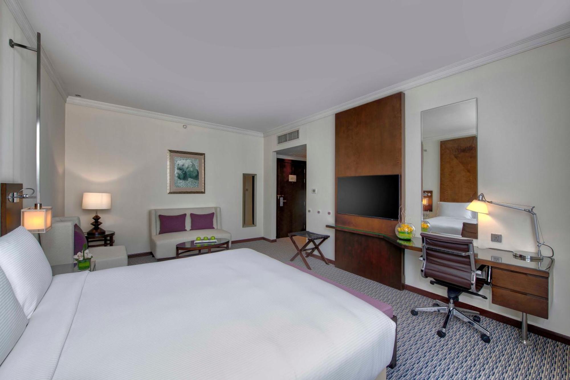 Отель Media Rotana Дубай Экстерьер фото A room at the hotel