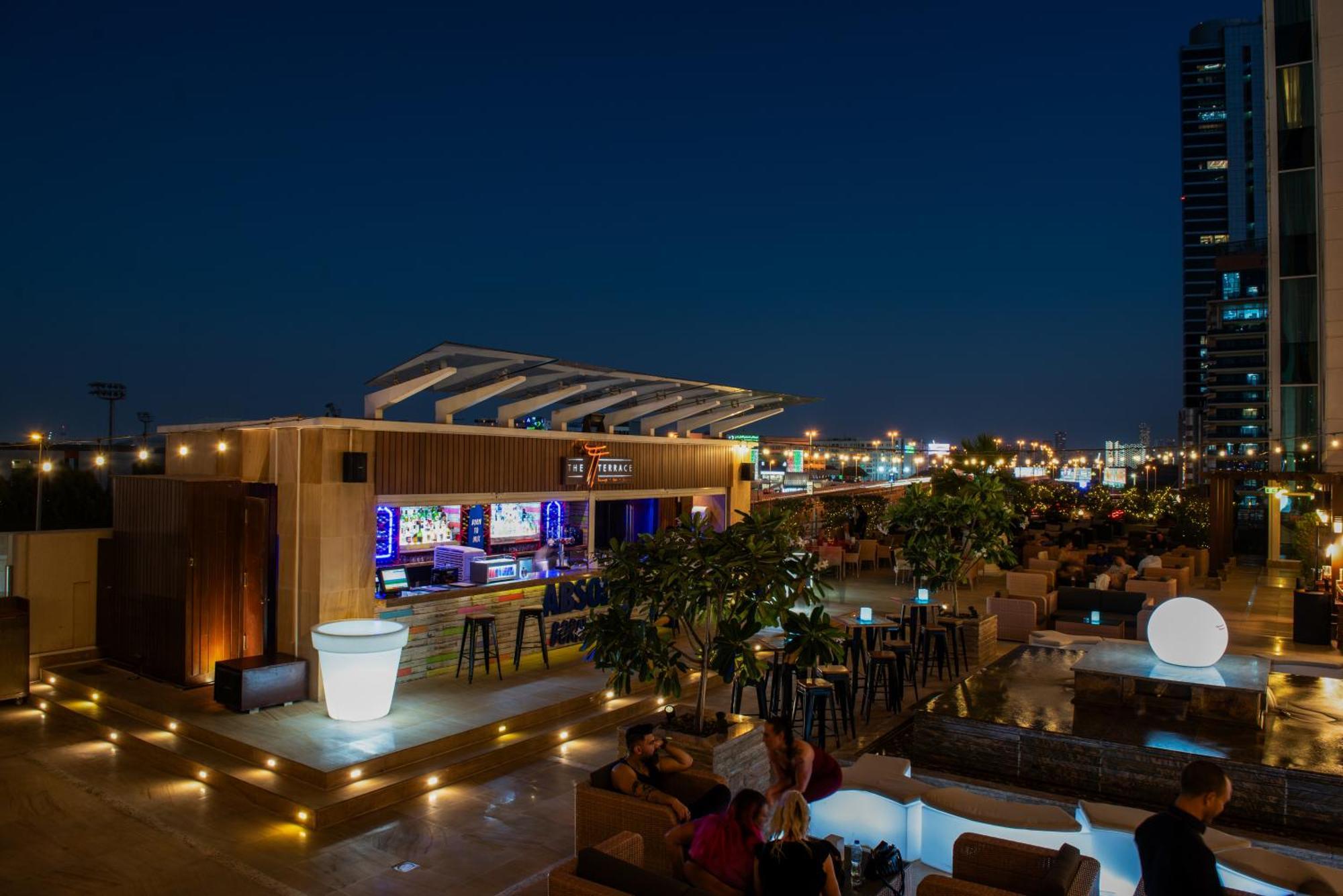 Отель Media Rotana Дубай Экстерьер фото Sky Bar