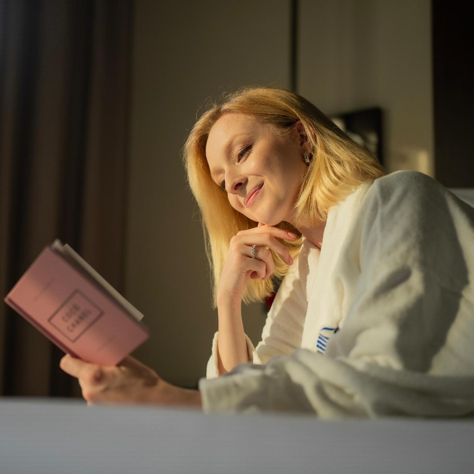 Отель Media Rotana Дубай Экстерьер фото A woman reading a book